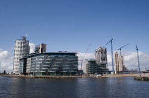 미디어시티UK. 솔포드의 도시 재개발은 솔포드 퀘이즈를 중심으로 이루어졌다.