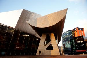 솔포드 퀘이즈에 위치한 로리 극장 및 미술관 단지(더 로리)는 화가 L. S. 로리의 이름을 따서 명명되었다.