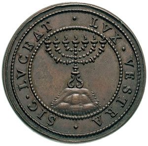 우르바노 7세를 기리는 1590년 주화의 뒷면. 메노라와 함께SIC•LUCEAT•LUX•VESTRA(너희 빛을 이렇게 비추게 하라 – 마태 5:16)