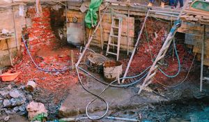 2018년 공사 현장에서 발견된 료운카쿠의 기초 부분. 앞쪽에 패인 부분이 팔각형 기초 부분의 경계이며, 원래는 뒤쪽 좌우에 보이는 붉은 벽돌이 쌓여 있었다.