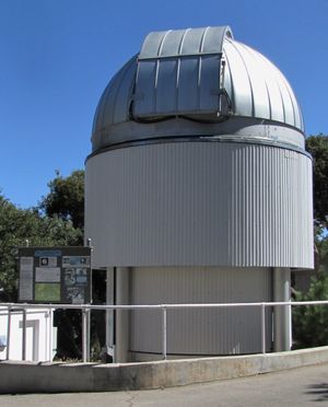 CHARA 어레이의 여섯 대 망원경 중 하나