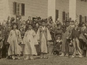 조지 워싱턴의 별장인 마운트 버논을 방문한 조선 외교관들. 왼쪽에서 두 번째가 박정양.