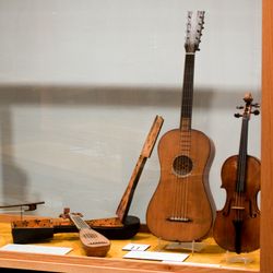 National Music Museum}}에 보존 및 전시되어 있는 스트라디바리우스 바이올린, 기타, 만돌린, 활, 그리고 케이스