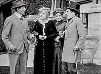 다른 장면 (왼쪽부터) 헨리 레만, 버지니아 키틀리, 앨리스 데벤포트, 그리고 찰리 채플린