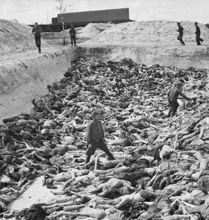 3번째 집단 매장지에서 시체들 사이에 서 있는 프리츠 클라인