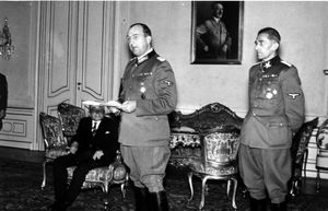 1942년 9월, 쿠르트 달루에게와 카를 헤르만 프랑크. 배경은 에밀 하하 보헤미아-모라비아 국가 원수.