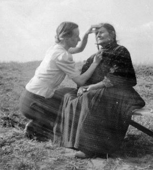 에바 유스틴(Eva Justin)이 인종 연구의 일환으로 로마니 여성의 얼굴 특징을 조사하는 모습