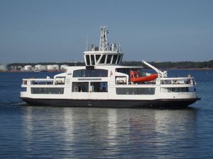 M/S 수오멘린나 II는 주민, 관광객 및 차량을 수오멘린나 항구로 오가는 수송을 담당한다