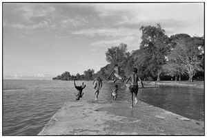 뉴아이어랜드 카비엥 항구에서 놀고 있는 아이들