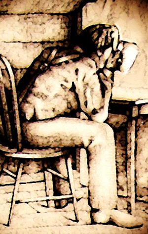 스미스가 모자를 쓴 채 나무 의자에 앉아 있는 모습