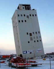 폭파 해체 실패 직후, 크게 기울어진 상태의 짚 사료 공장 사일로