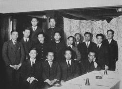 호세이 대학교 교수 시절 사진. 전열 오른쪽부터 타니가와 테츠조, 미키 키요시, 타나카 미치타로, 2열 오른쪽 끝 마스다 케이사부로。