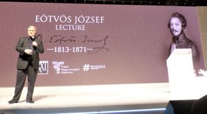 2018년 5월 부다페스트에서 유럽의 미래에 대해 연설하는 배넌