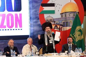 2018년 5월 이란 마슈하드에서 열린 "새로운 지평" 국제 회의에 참석한 두긴(왼쪽)