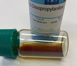 순수한 2,6-디이소프로필아닐린은 무색 액체이지만, 아닐린은 공기 중에서 산화되어 어두운 색의 생성물이 되는 경향을 보인다.