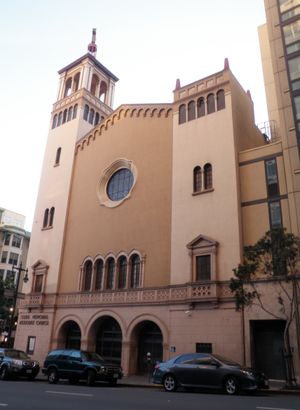 감리교 신도로 설립된 글라이드 기념 교회(Glide Memorial Church)는 반문화(counter-culture) 집회 장소로 활용되었으며 자유주의 교회로 여겨진다.