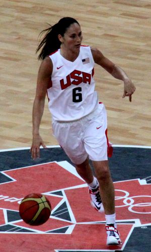 2012년 하계 올림픽에서 미국 여자 국가 농구 대표팀 소속으로 뛰는 버드