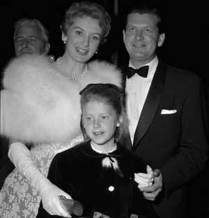 커(Kerr)와 그의 딸 멜라니 그리고 첫 번째 남편 앤서니 바틀리가 영화 천국은 안다, 앨리슨 씨 시사회에서