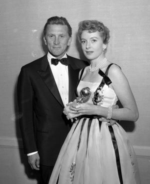 1957년 제14회 골든 글로브상 시상식에서 여우주연상 수상자인 커와 남우주연상 수상자인 커크 더글러스