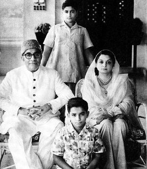 리아콰트 알리 칸(L.A. Khan)과 그의 가족 사진, 1949년경