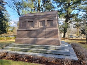 코네티컷주 하트퍼드의 세다힐 묘지에 있는 존 피어폰트 모건 기념비