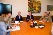 2018년 6월, 버검이 미 육군 공병대 미시시피 밸리 사단 사령관과 만나는 모습