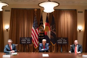 2020년 5월, 버검이 도널드 트럼프 대통령과 제러드 폴리스 주지사와 함께