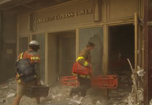 세계 무역 센터 공격 이후 아메리칸 익스프레스 타워에 들어가는 두 명의 구조 대원.