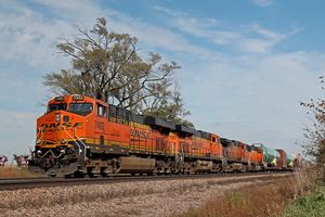 BNSF ES44DC 7402 기관차가 2014년 10월 네브래스카주 그린우드에서 보잉 737 동체를 실은 열차를 이끌고 있다.