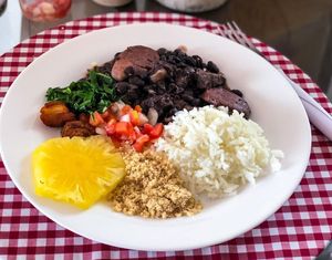 페이주아다(Feijoada)는 브라질 요리의 대표 음식이다.