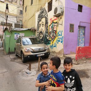 베이루트 외곽에 있는 샤틸라 난민 캠프에는 2만 명이 넘는 시리아인과 팔레스타인 난민이 거주하고 있다.