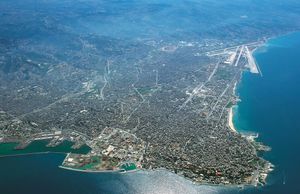 지중해 연안에 위치한 베이루트는 레바논에서 가장 인구가 많은 도시이다.