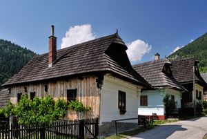 잘 보존된 블콜리네츠 마을에서는 목조 민속 건축물을 볼 수 있으며, 이곳은 유네스코 세계유산으로 등재되어 있다.