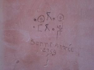 2007년 12월 31일 타프라우트(Tafraout)(모로코) 근처에서 촬영된 사진. 티피나그 문자(Tifinagh)로 "aseggas ameggaz"("새해 복 많이 받으세요")와 프랑스어로 "bonne année 2959"("2959년 새해 복 많이 받으세요")라고 쓰여 있다. 2959년은 그레고리력 2009년에 해당하므로 1년의 오차가 있다는 점에 유의해야 한다.