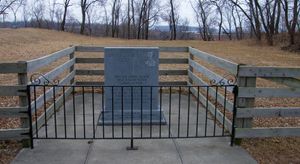 제임스가 살해된 세인트 조셉의 1318 라파예트 가 부지. 오른쪽에 있는 것은 제임스 사후 미망인 제렐다가 머물렀던 Patee House의 꼭대기이다. 그의 집은 이후 벨트 하이웨이로 옮겨졌다가 현재 파티 하우스 부지에 위치하게 되었다.