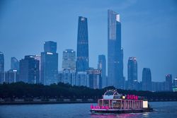 광저우 시내를 흐르는 주강과 유람선. 뒤쪽은 광저우 동탑과 광저우 서탑이다.