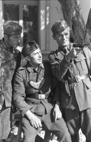 독일 헌병과의 사격 훈련 시 P08을 겨누는 이탈리아 병사(1943년)