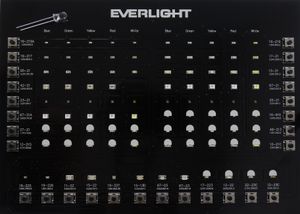 가장 일반적인 크기의 미니어처 표면 실장 LED 이미지. 왼쪽 상단에 표시된 기존의 5mm 램프형 LED보다 훨씬 작을 수 있다.