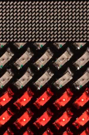 11 × 44 LED 매트릭스 lapel 네임 태그 디스플레이의 합성 이미지(1608/0603형 SMD LED 사용). 상단: 21 × 86 mm 디스플레이의 절반 조금 넘는 부분. 중앙: 주변광에서 LED의 클로즈업. 하단: LED의 고유 적색광에서 LED.