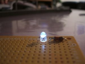 흰색 발광 다이오드(점등 시)