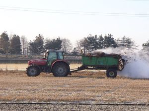 퇴비 살포의 부적절한 관리 관행은 지하수 시스템에 병원균과 영양소(질산염)를 모두 유입시킬 수 있다.