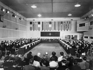 1955년 5월 파리에서 열린 북대서양 조약 기구(NATO) 정상 회담. 캐나다와 미국은 이 군사 동맹의 창립 회원국이다.