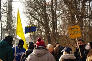 베를린에서 러시아-우크라이나 전쟁에 대한 반대 시위를 하고 있다.