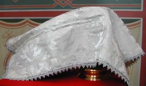 아에르}}로 덮인 디스코스와 성작.