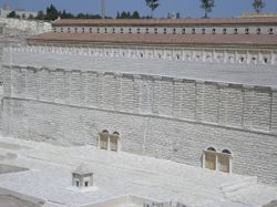 남쪽 담과 왕의 회랑 모형