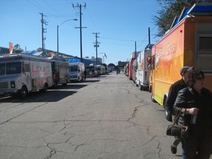 2010년 웨스트 로스앤젤레스에서 열린 "Food Trucks for Haiti" 자선 행사의 푸드트럭들. 해당 행사는 구호 활동을 지원하기 위해 열렸다.