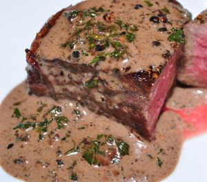 피에르 꼬뜨(filet mignon)와 후추 소스로 만든 스테이크 오 푸아브르(Steak au poivre)