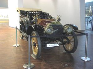 다임러 자동차 회사에서 판매한 최초의 메르세데스 자동차인 1901 Mercedes 35 hp