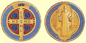 1880년 베네딕토 탄생 1400주년을 기념하여 성년에 제작된 분도패의 뒷면(왼쪽)과 앞면(오른쪽)