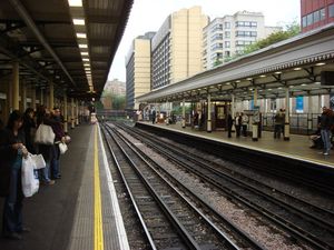 하이 스트리트 켄싱턴 지하철역은 서클선과 디스트릭트선이 지난다.